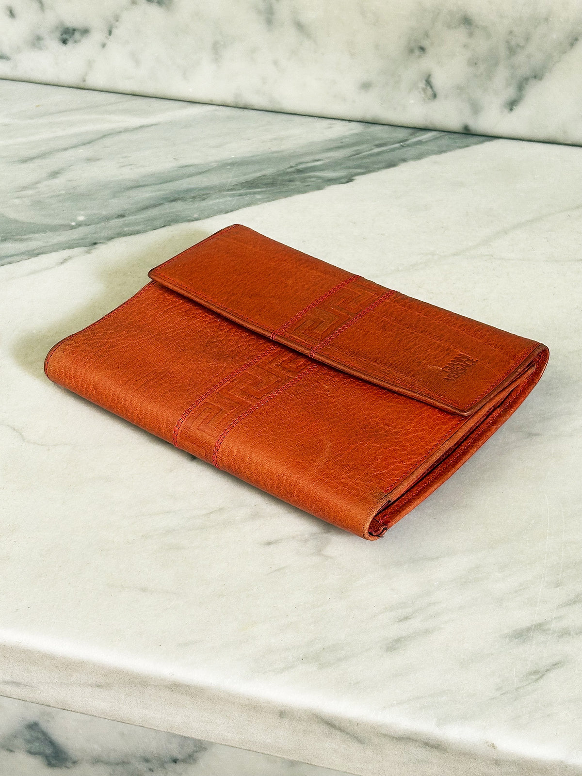 GIANNI VERSACE – Portafoglio in pelle arancio con motivo Greca vintage anni 90’