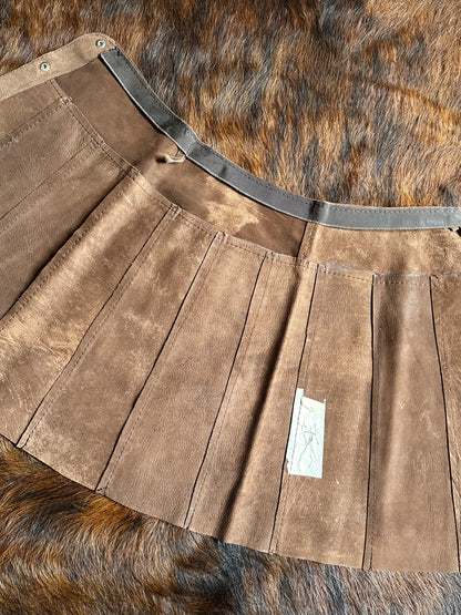 Gonna Mini in Vera Pelle Scamosciata Marrone – Bottoni a Pressione e Pannelli Verticali