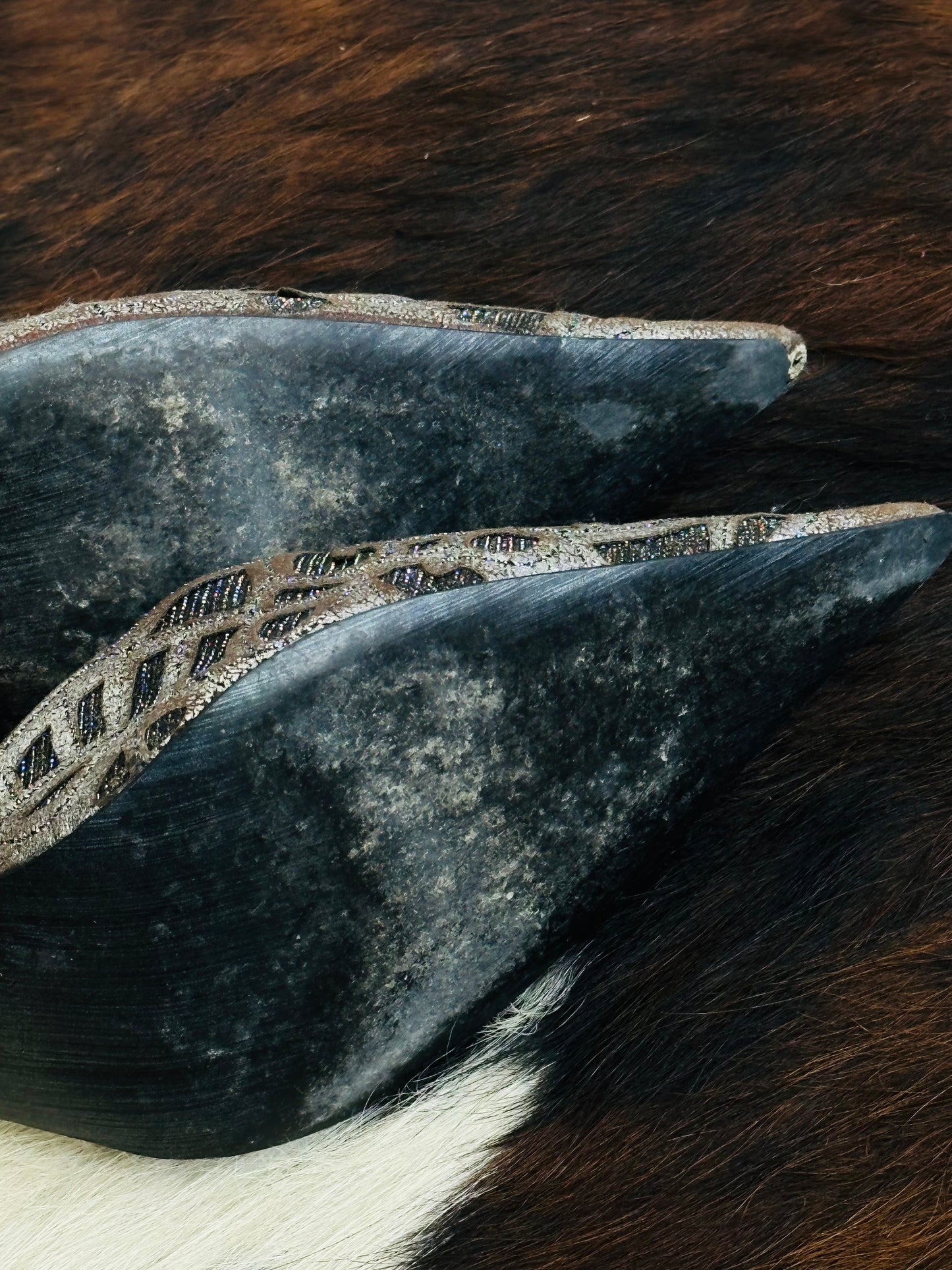 Décolleté vintage in pizzo lamé bronzo con tacco scolpito – Made in Italy