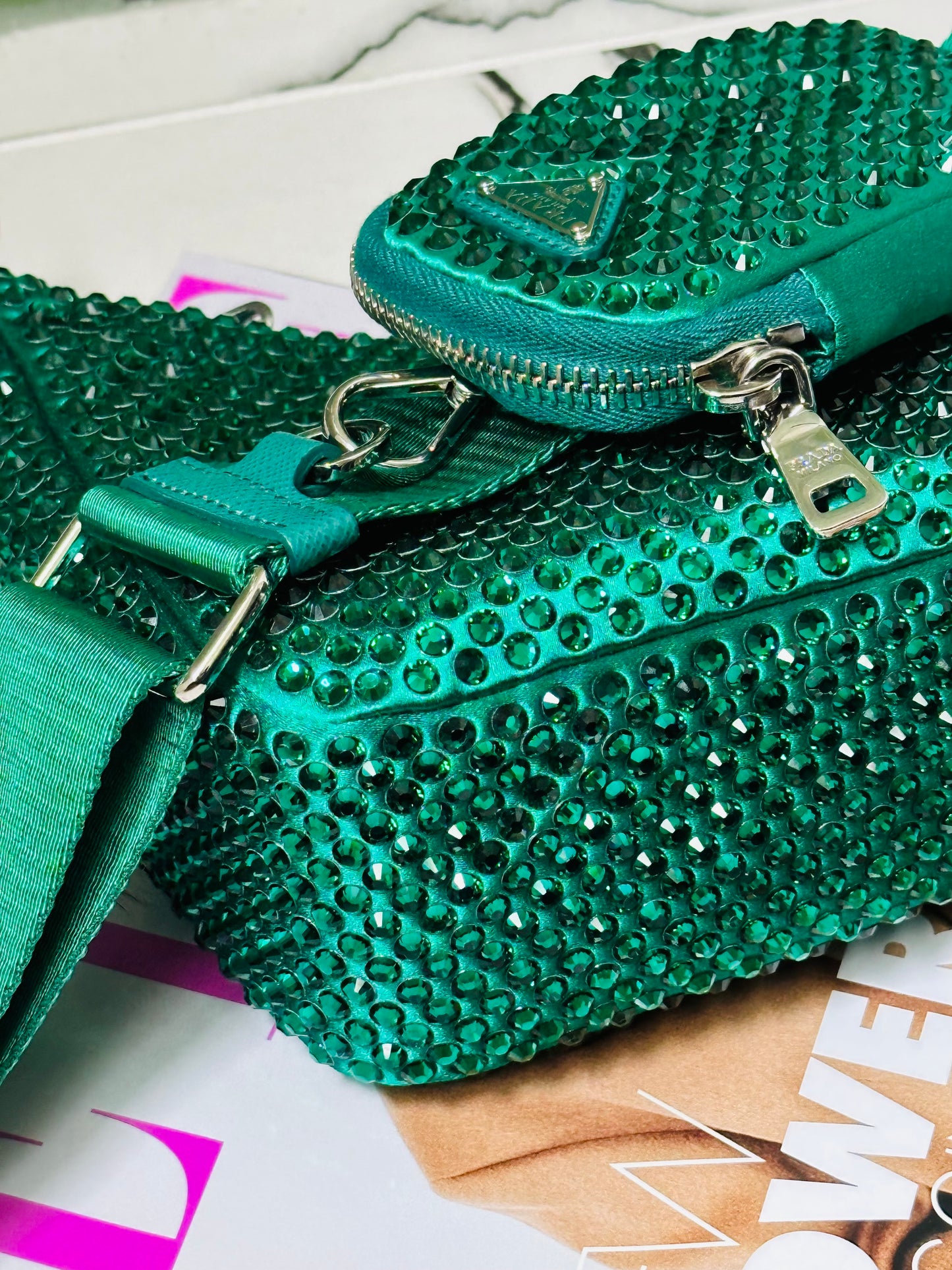 PRADA - Re-Edition 2005 Shoulder Bag – Satin Verde con Cristalli