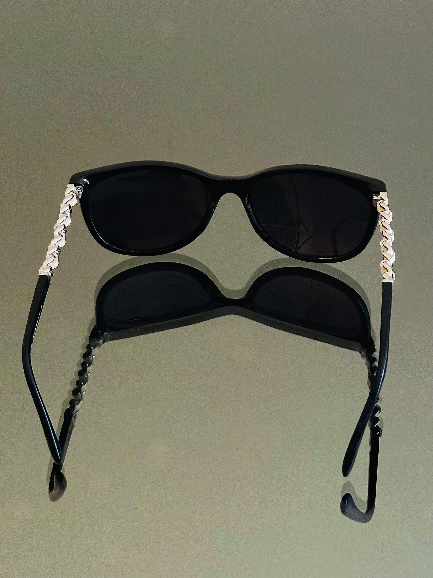 CHANEL - Occhiali da Sole Chanel 5260-Q – Nero con Catena Iconica Oro Champagne