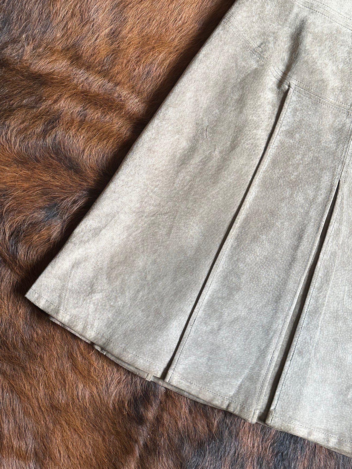 Gonna in Vera Pelle Scamosciata Beige – Linea A con Bottoni Frontali
