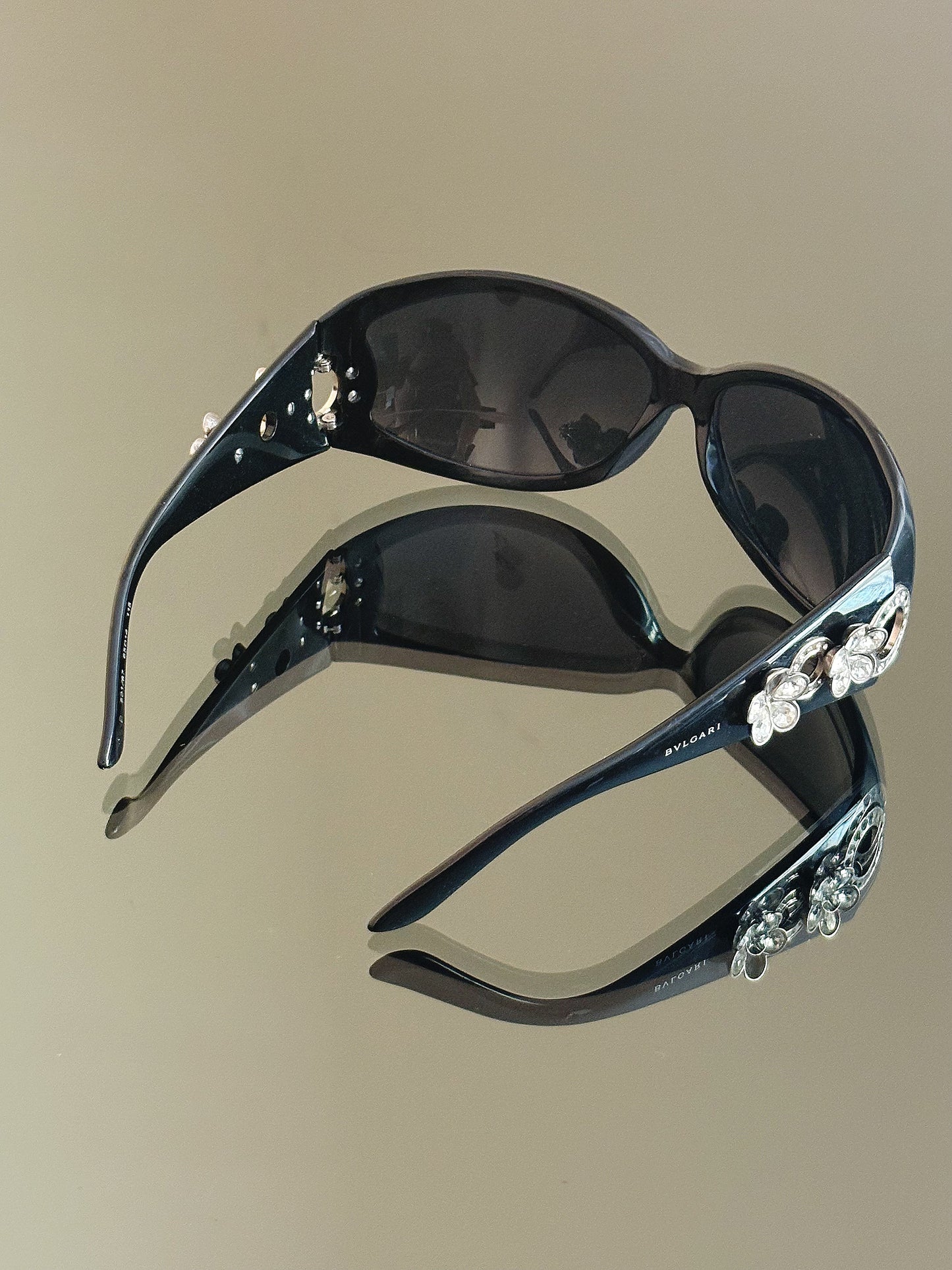 BVLGARI – Occhiali da sole vintage neri con cristalli e dettagli floreali