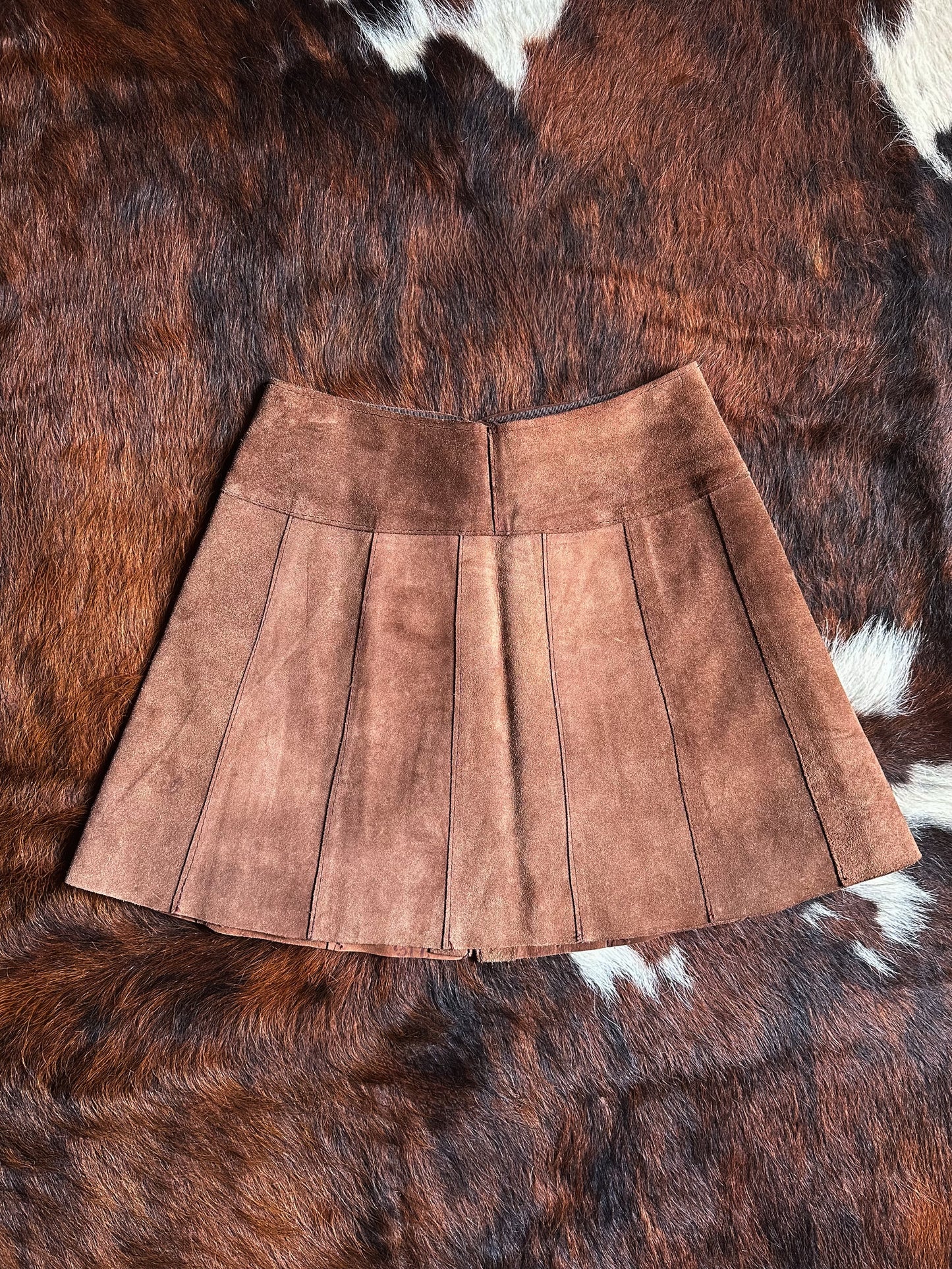 Gonna Mini in Vera Pelle Scamosciata Marrone – Bottoni a Pressione e Pannelli Verticali