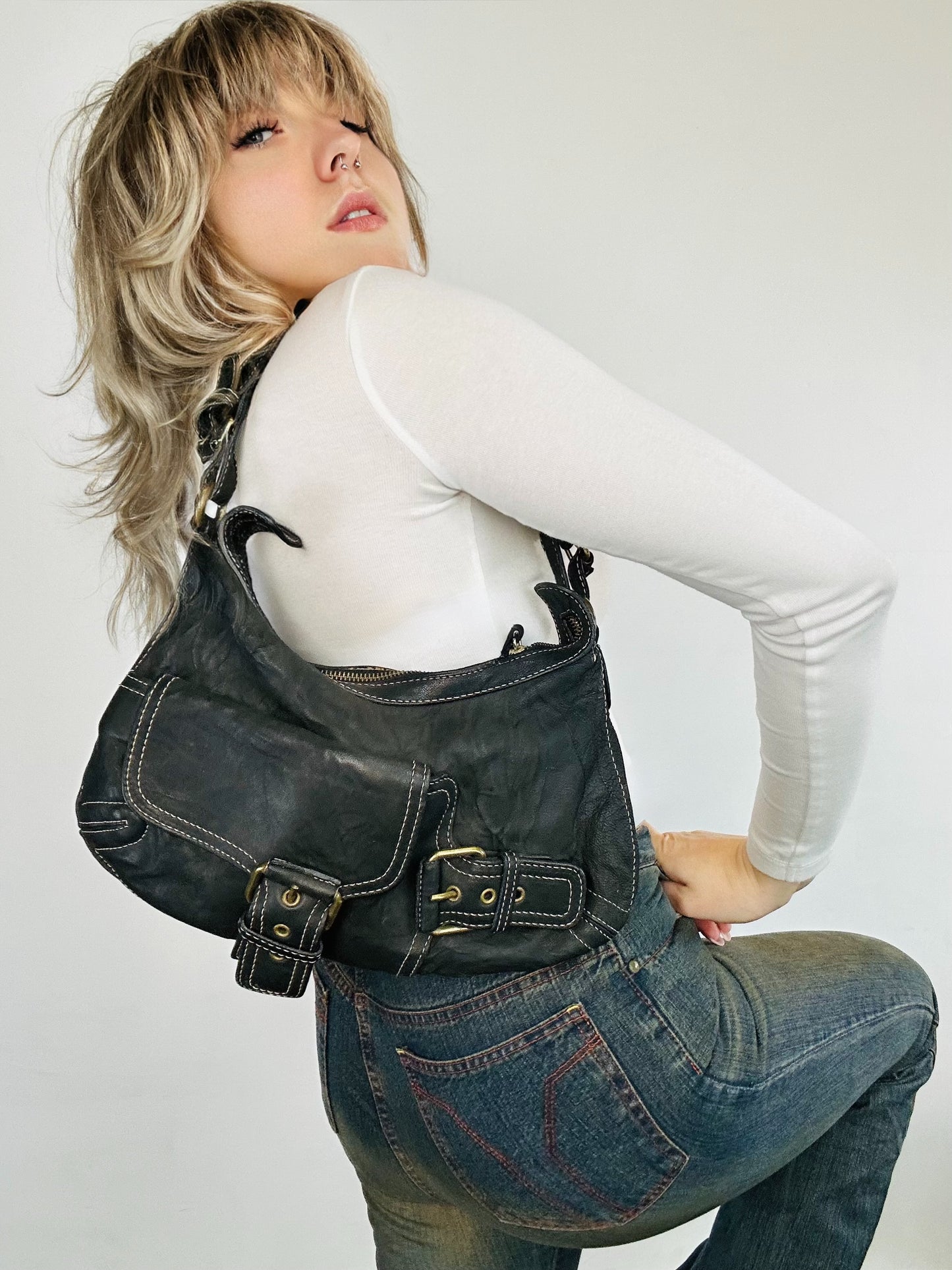 Borsa a Spalla in Pelle Marrone con Dettagli in Metallo