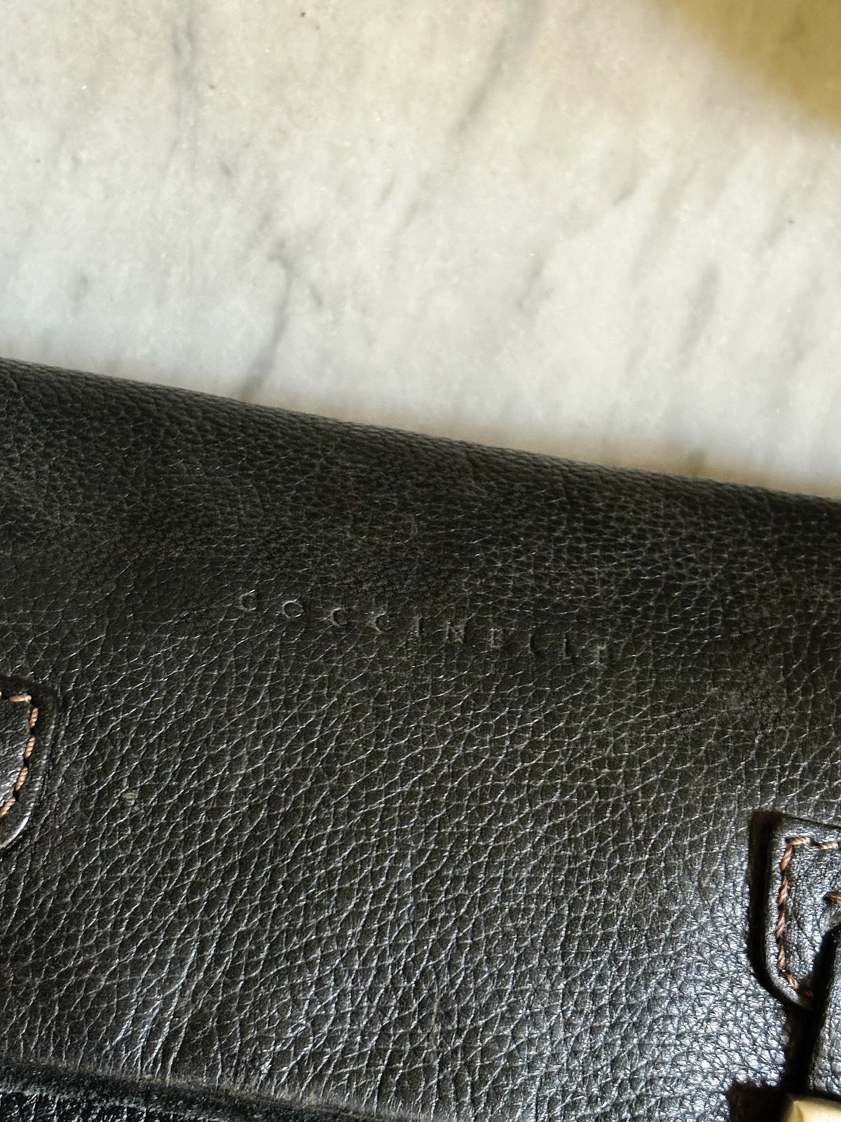 COCCINELLE- Borsa vintage a spalla in pelle nera con fibbie e tasche frontali