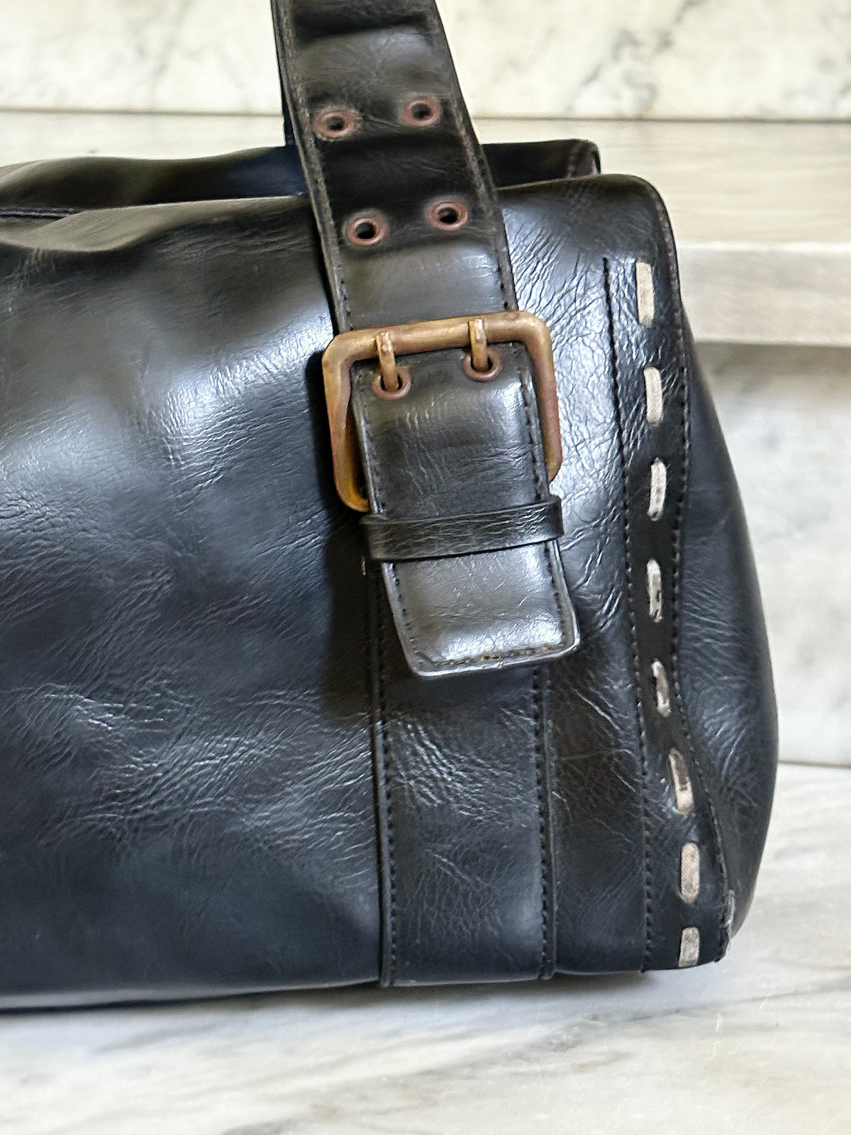 Borsa vintage Y2K in pelle nera – Bowling Bag con fibbie e cuciture a contrasto