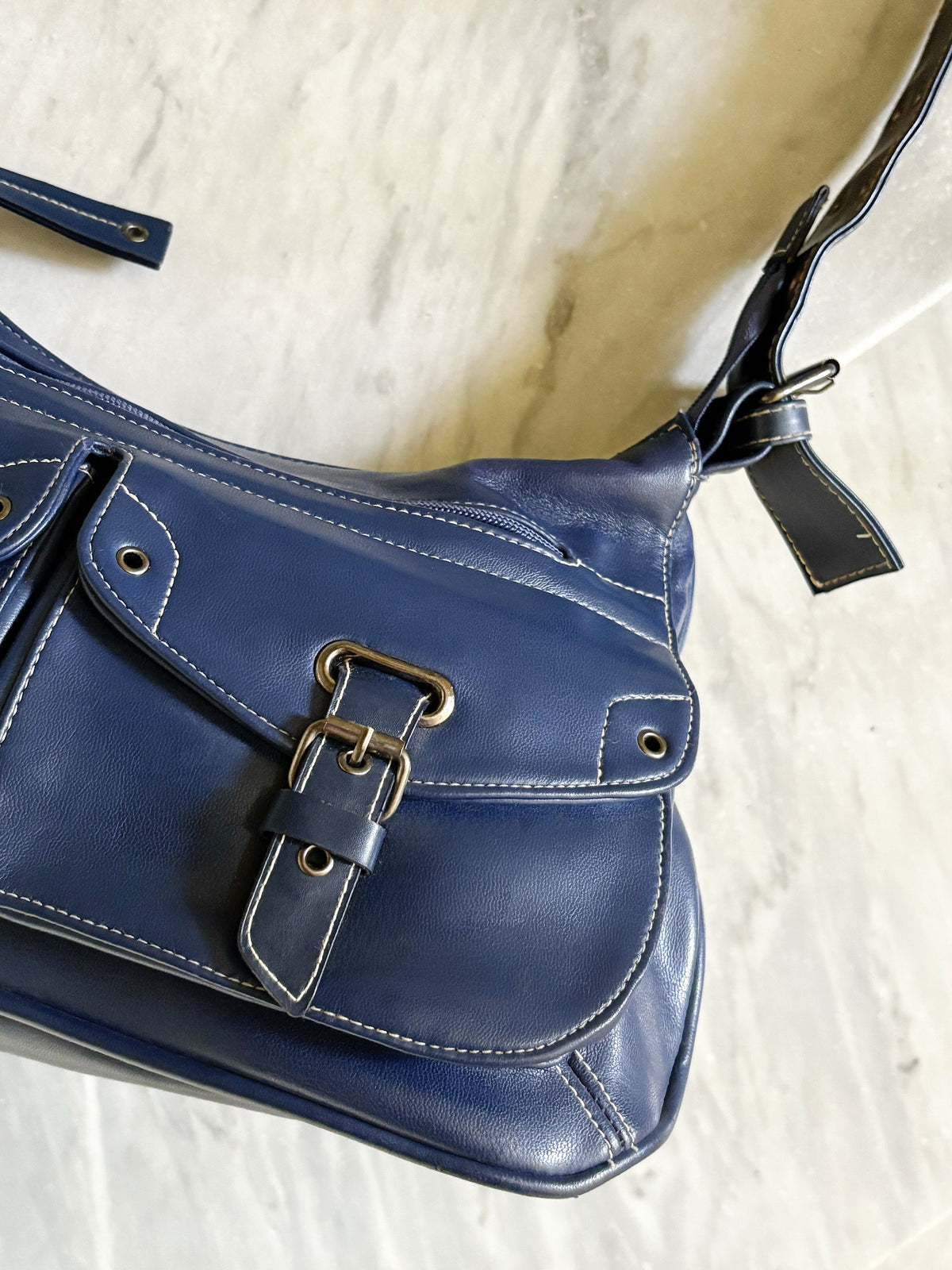 Borsa vintage Y2K in pelle blu con doppie tasche e fibbie