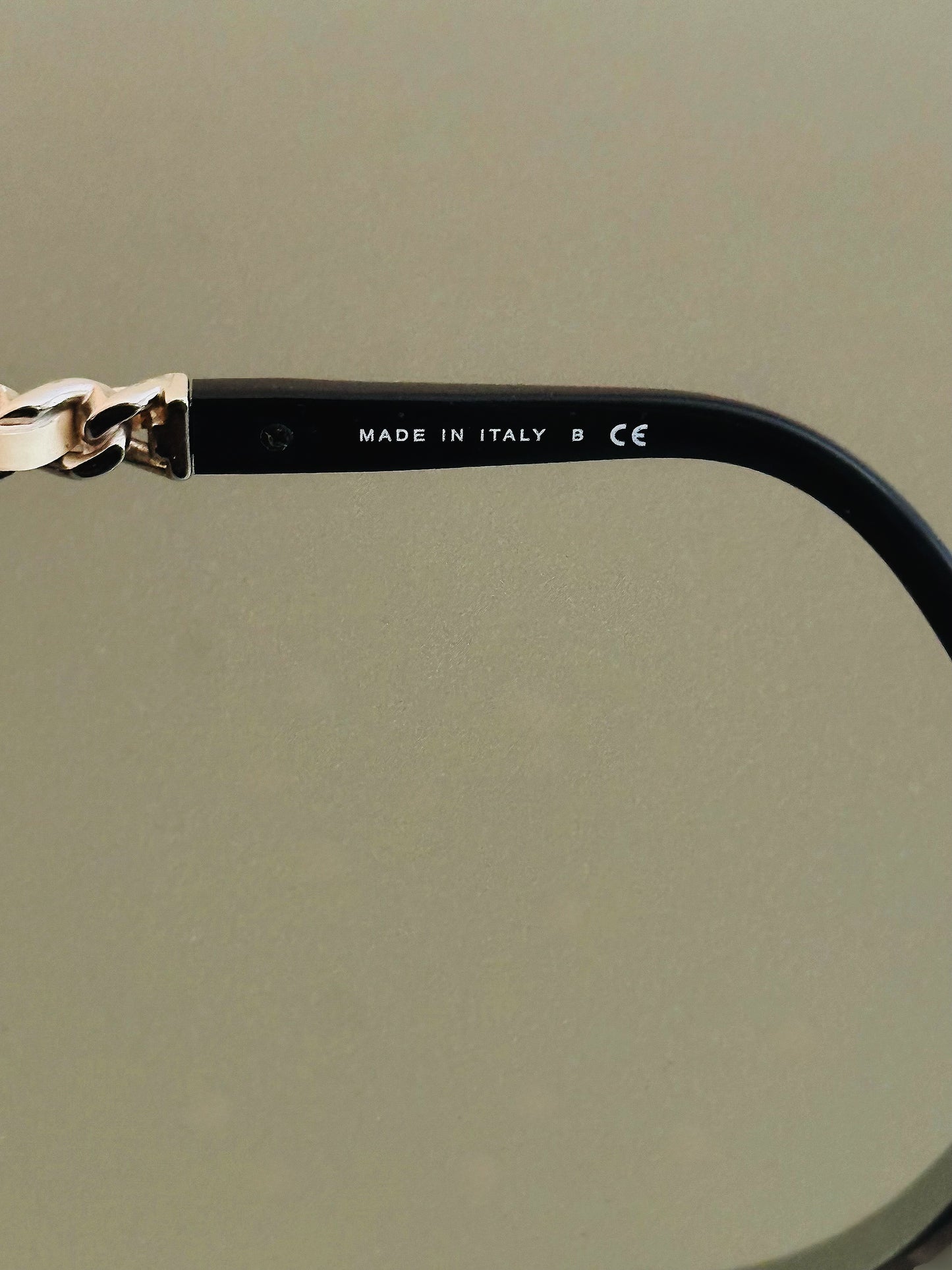 CHANEL - Occhiali da Sole Chanel 5260-Q – Nero con Catena Iconica Oro Champagne