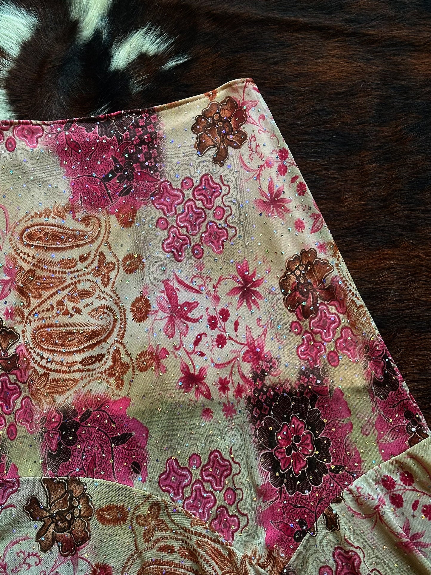 Gonna vintage patchwork con volant asimmetrico e glitter – Rosa & paisley Y2K