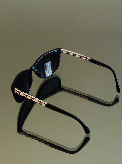 CHANEL - Occhiali da Sole Chanel 5260-Q – Nero con Catena Iconica Oro Champagne