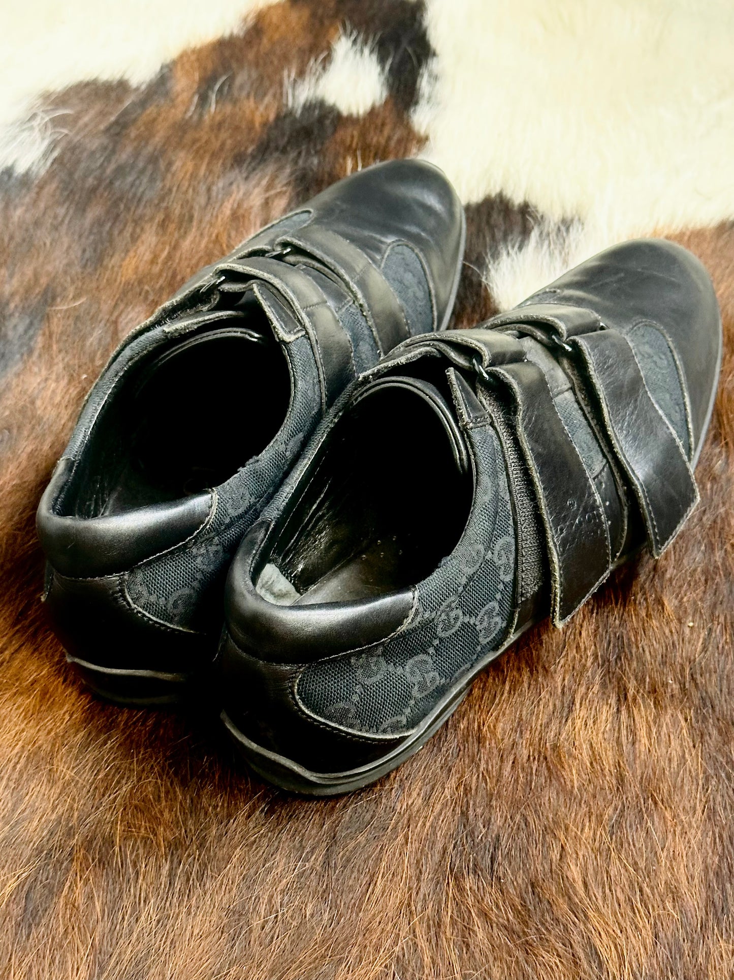 GUCCI - Sneakers Vintage con Doppio Strap – Pelle e Tela GG Monogram – Nero | Tg 40½