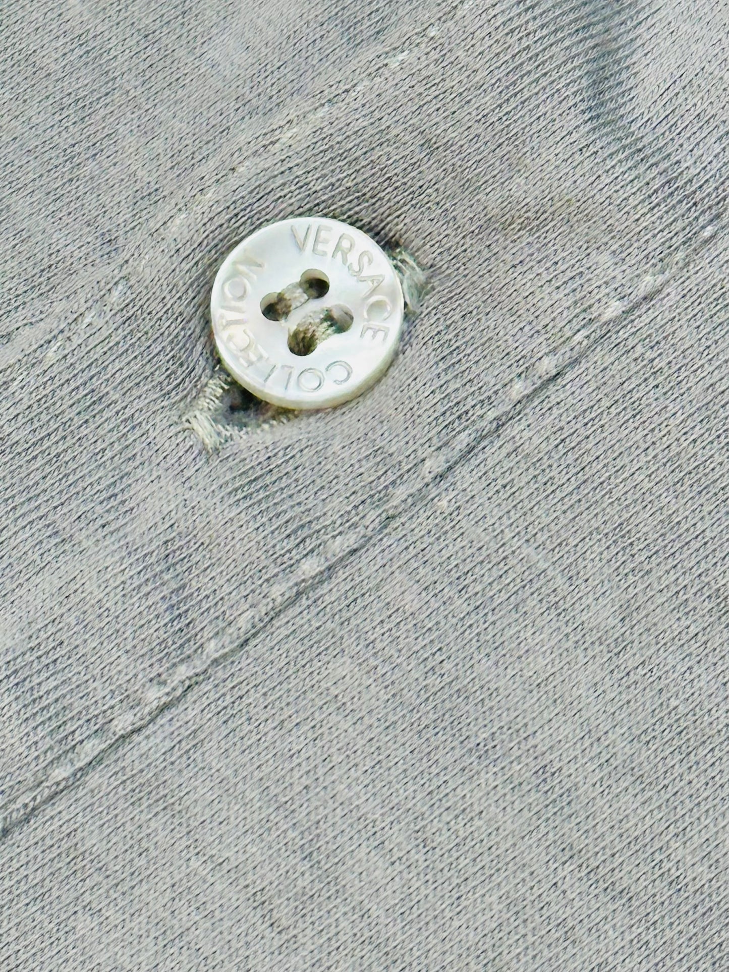 VERSACE COLLECTION –  Polo color grigio con Patch dorato di Medusa stilizzata | XXL