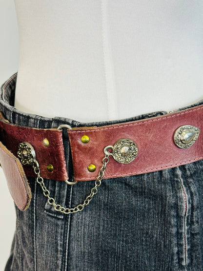 Cintura anni 2000 Vintage in Pelle Borchiata con Catena – Western Glam Revival