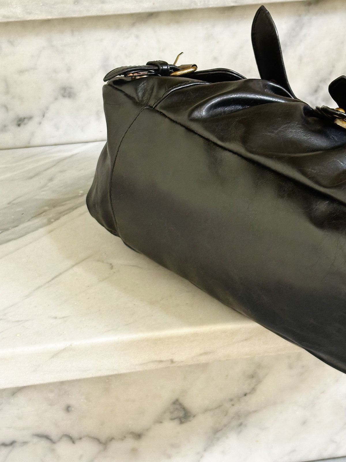 Borsa vintage Y2K in pelle nera con fibbie e tasche – 2000s Buckle Shoulder Bag