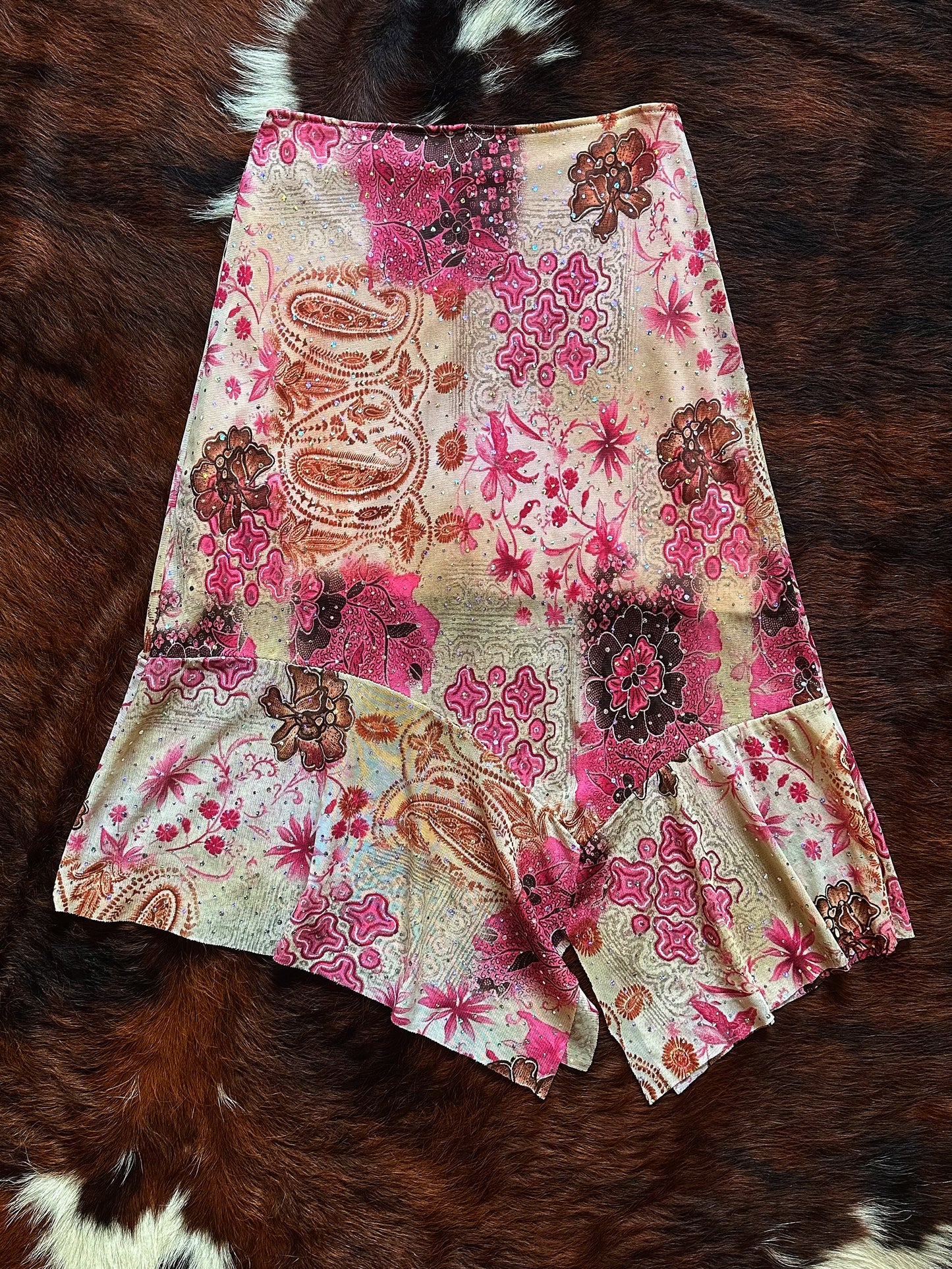 Gonna vintage patchwork con volant asimmetrico e glitter – Rosa & paisley Y2K