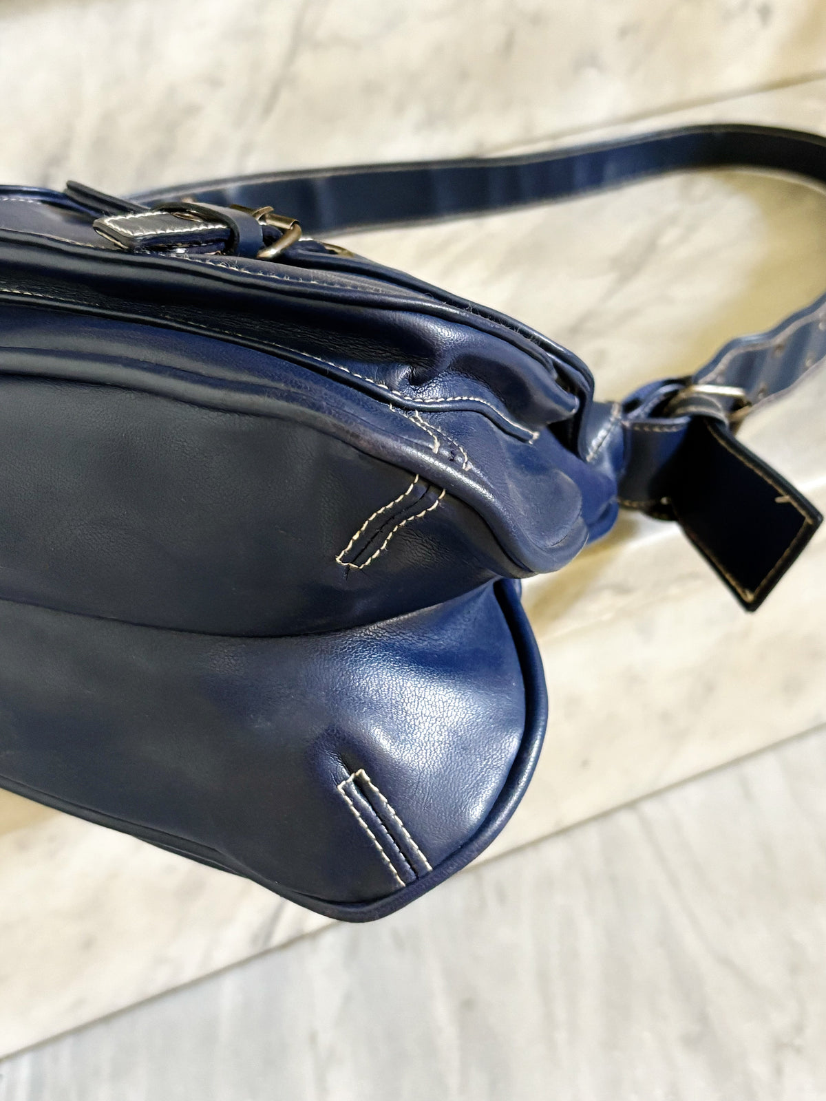 Borsa vintage Y2K in pelle blu con doppie tasche e fibbie