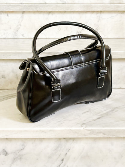 Borsa vintage Y2K nera in pelle con cuciture a contrasto e dettagli metallici