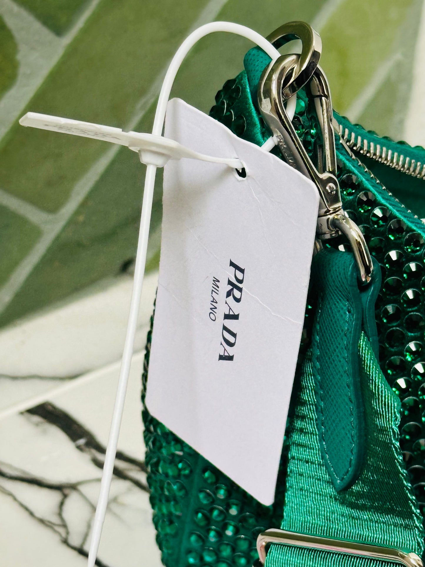 PRADA - Re-Edition 2005 Shoulder Bag – Satin Verde con Cristalli