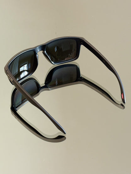 OAKLEY HOLBROOK – Occhiali da sole Matte Black / Dark Lenses – Icon Logo
