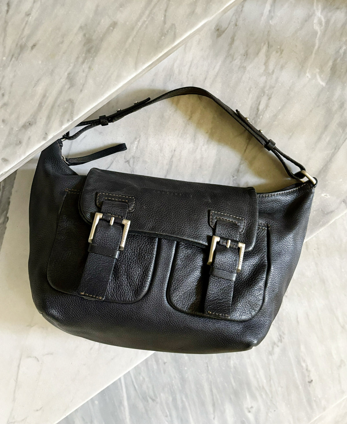 COCCINELLE- Borsa vintage a spalla in pelle nera con fibbie e tasche frontali