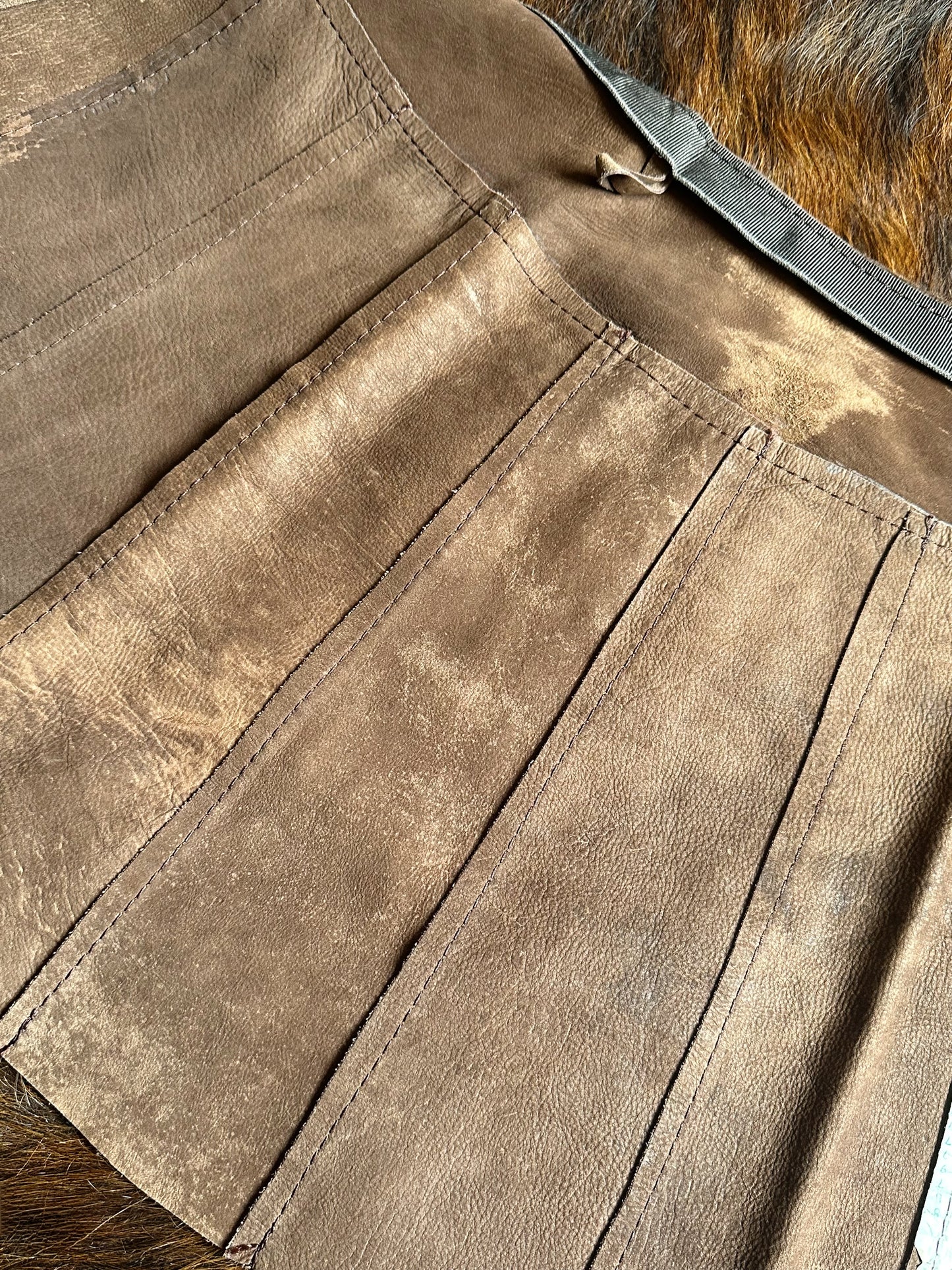 Gonna Mini in Vera Pelle Scamosciata Marrone – Bottoni a Pressione e Pannelli Verticali