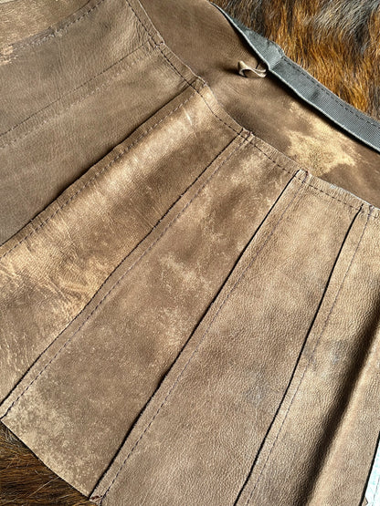 Gonna Mini in Vera Pelle Scamosciata Marrone – Bottoni a Pressione e Pannelli Verticali