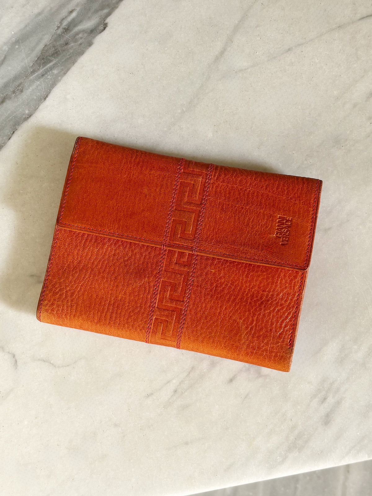 GIANNI VERSACE – Portafoglio in pelle arancio con motivo Greca vintage anni 90’