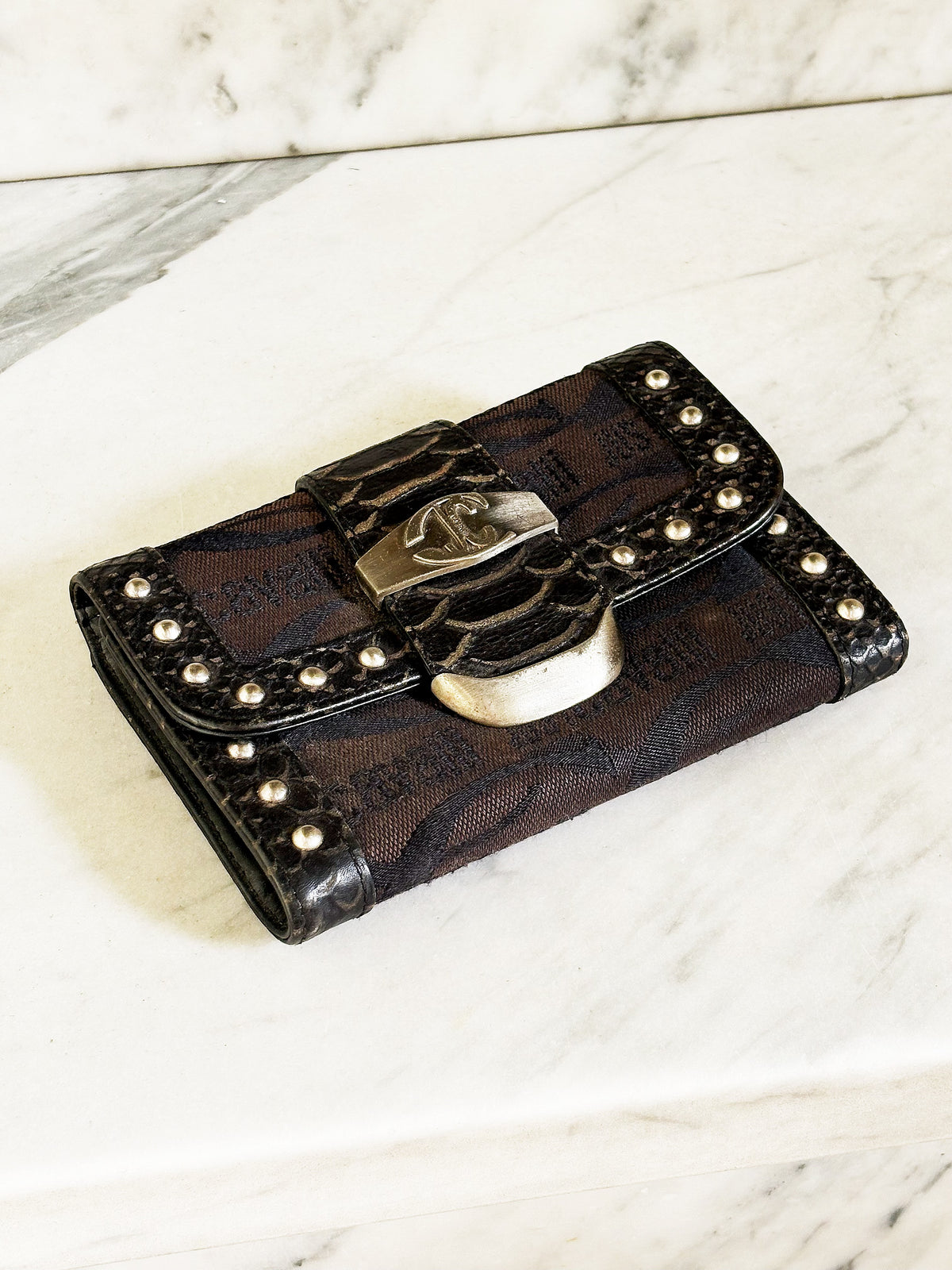 JUST CAVALLI - Portafoglio vintage Y2K monogram con borchie e dettagli animalier