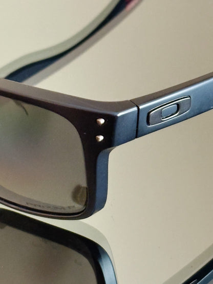 OAKLEY HOLBROOK – Occhiali da sole Matte Black / Dark Lenses – Icon Logo