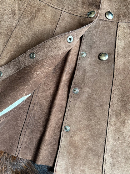 Gonna Mini in Vera Pelle Scamosciata Marrone – Bottoni a Pressione e Pannelli Verticali