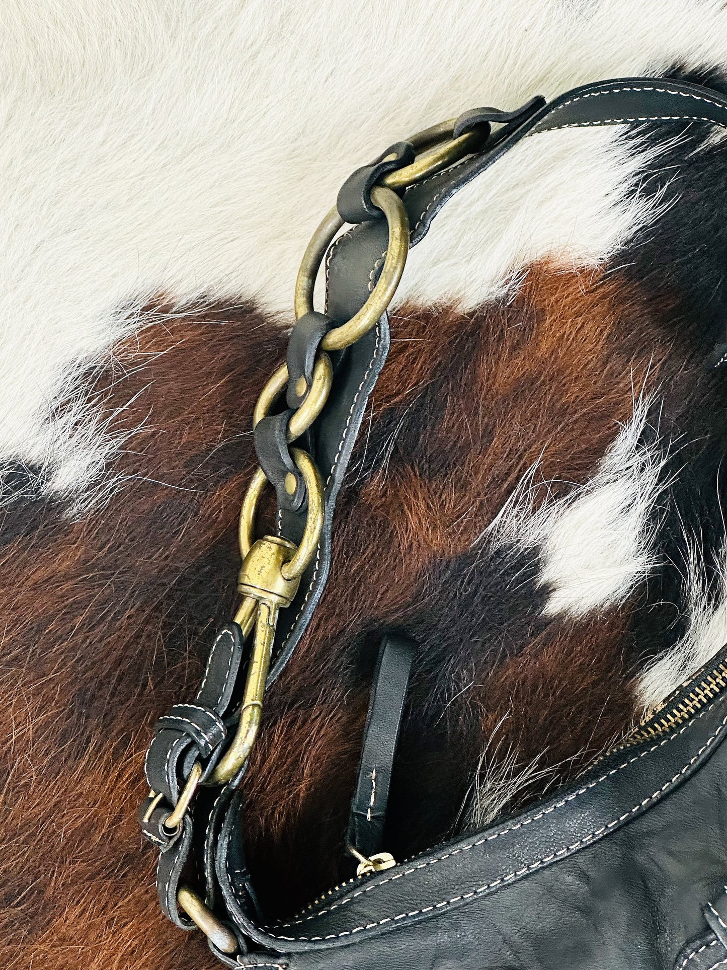 Borsa a Spalla in Pelle Marrone con Dettagli in Metallo