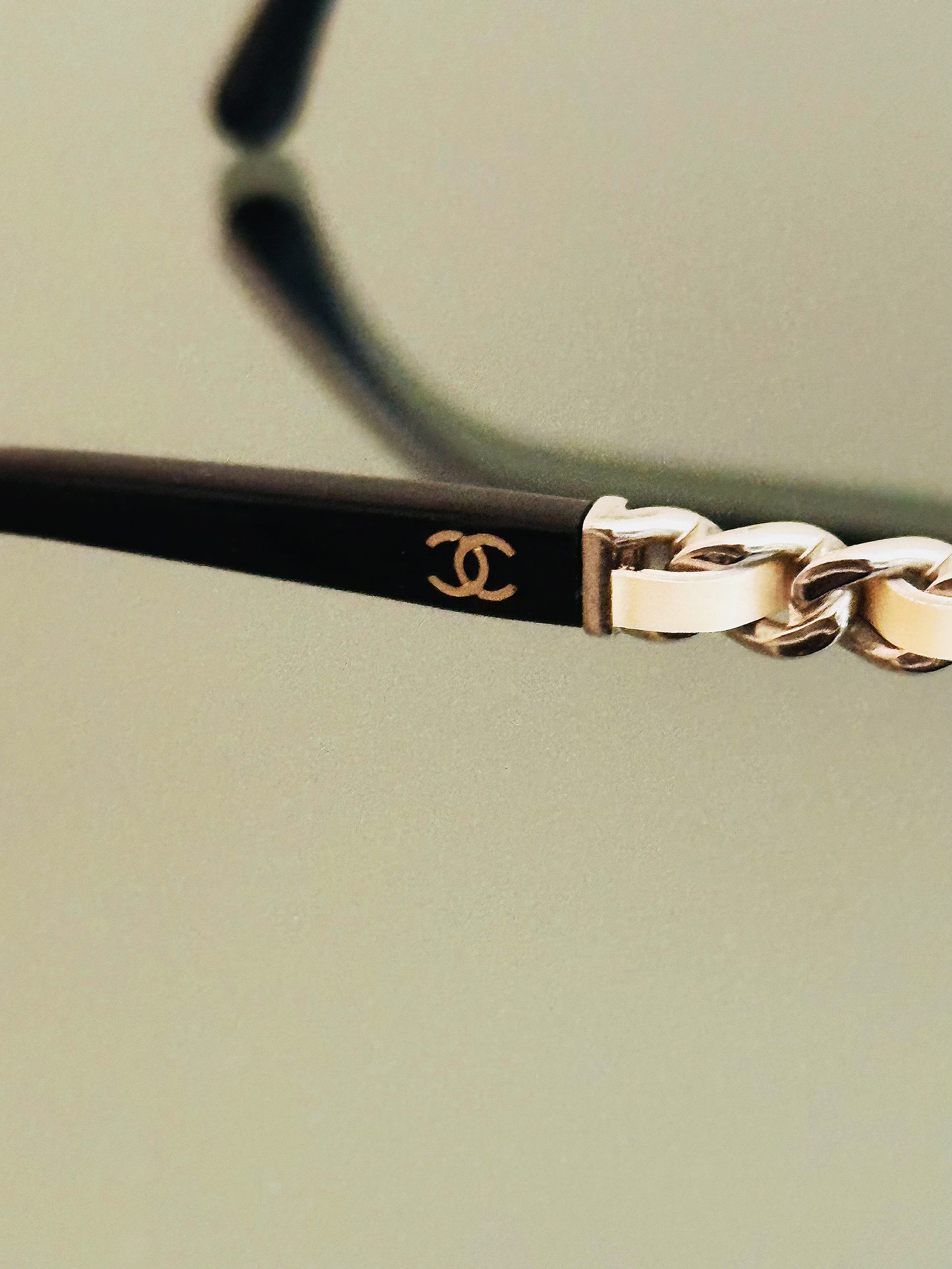 CHANEL - Occhiali da Sole Chanel 5260-Q – Nero con Catena Iconica Oro Champagne