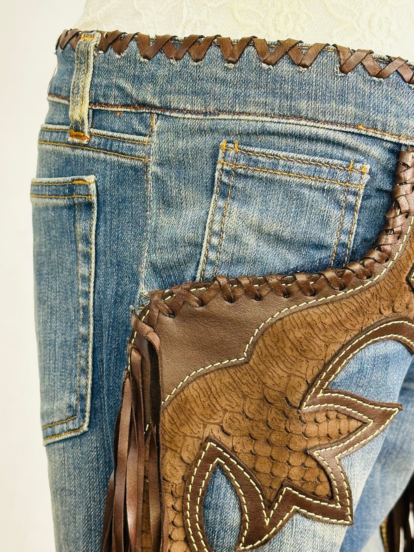 ￼ROBERTO CAVALLI - Jeans Western Revival in Denim e Pelle con Frange