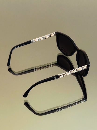 CHANEL - Occhiali da Sole Chanel 5260-Q – Nero con Catena Iconica Oro Champagne