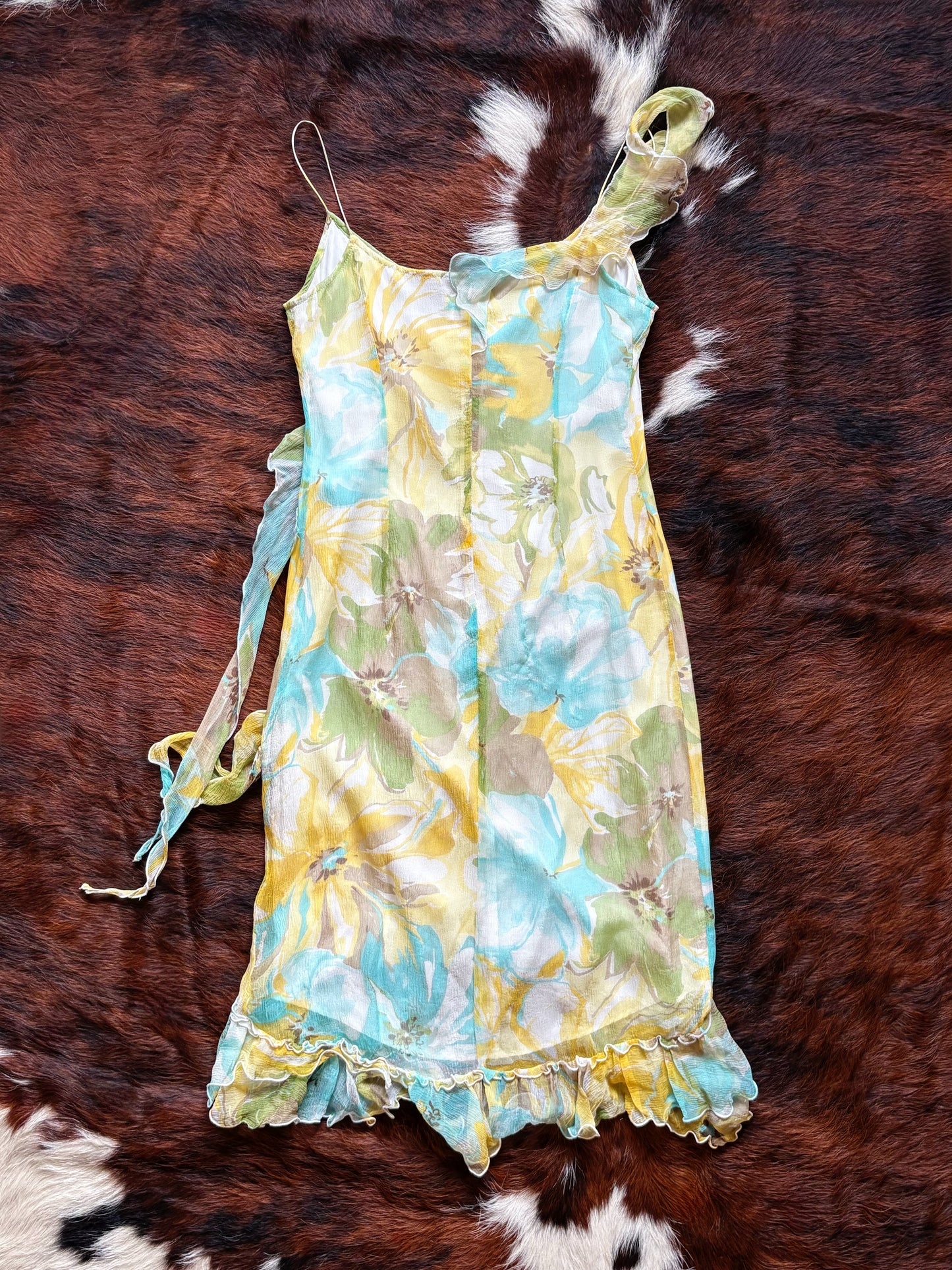 Abito in seta floreale con ruches asimmetriche – Y2K romantic mood