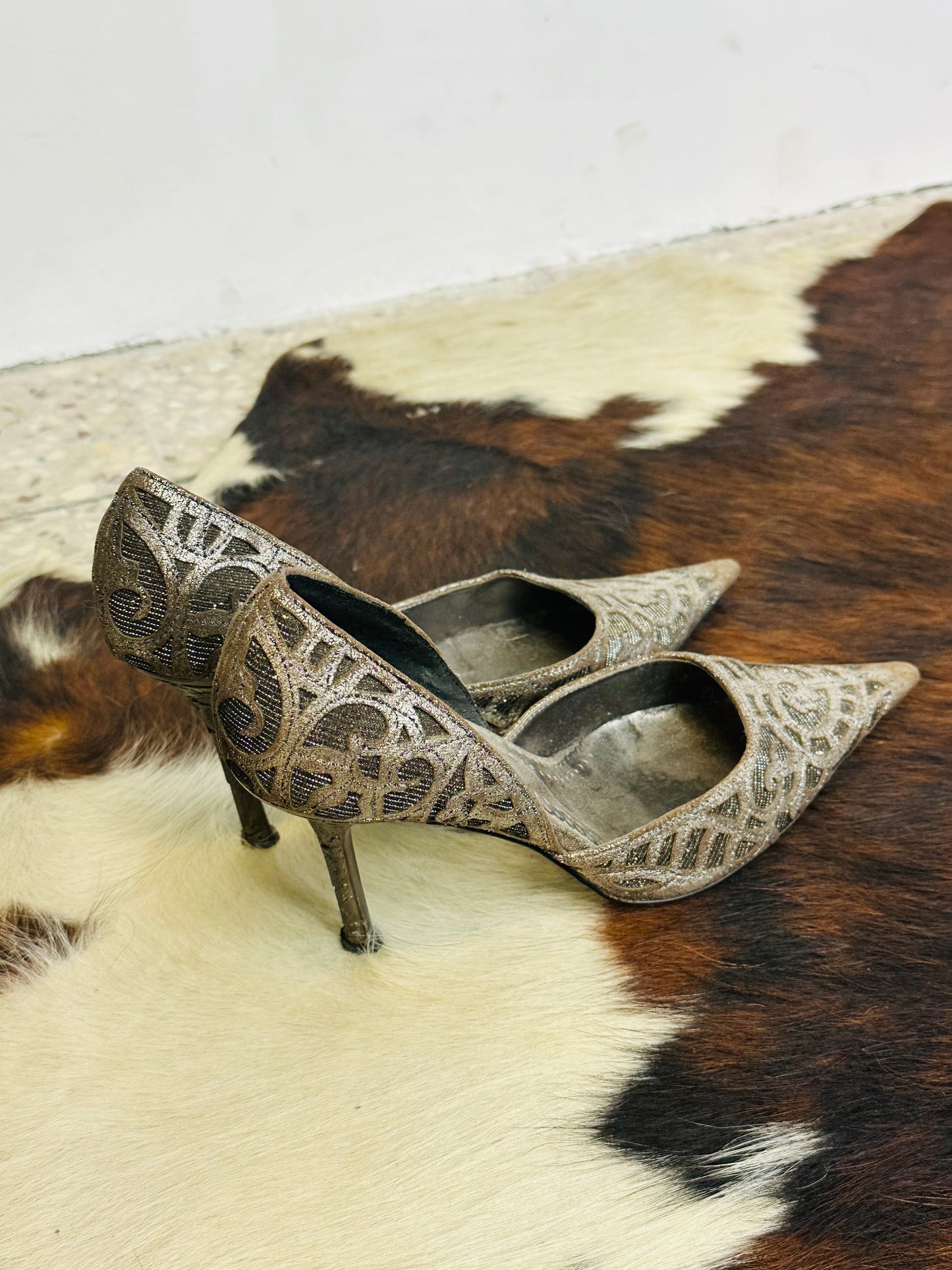 Décolleté vintage in pizzo lamé bronzo con tacco scolpito – Made in Italy