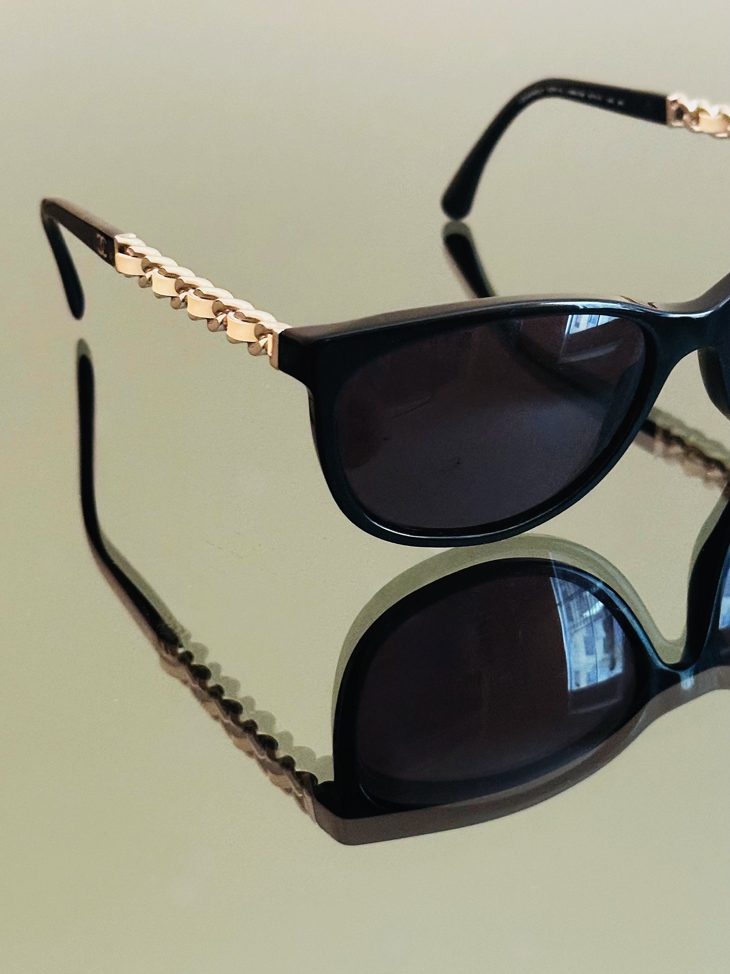 CHANEL - Occhiali da Sole Chanel 5260-Q – Nero con Catena Iconica Oro Champagne