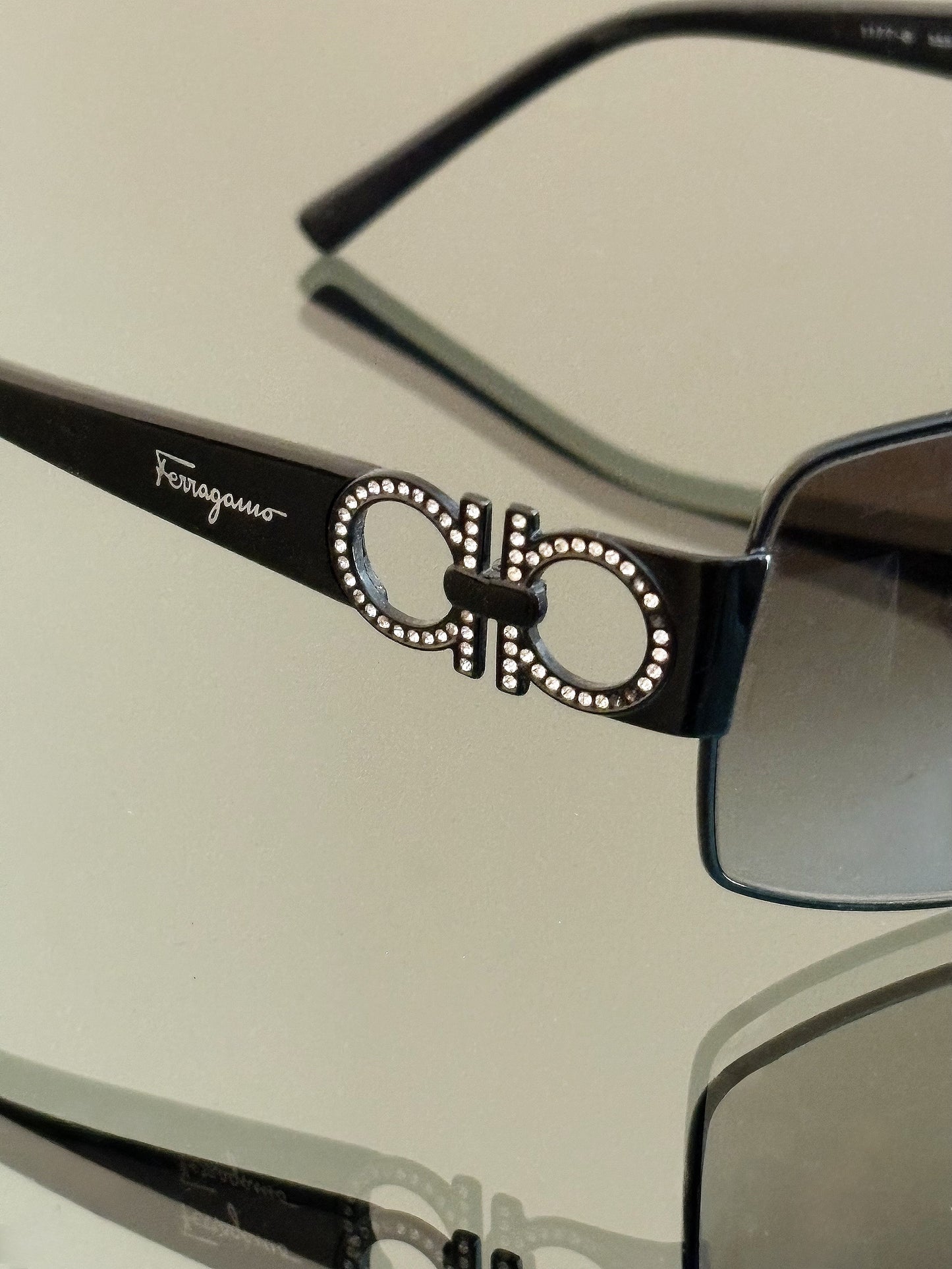 SALVATORE FERRAGAMO - Occhiali da sole – Shield Y2K con Gancini e cristalli