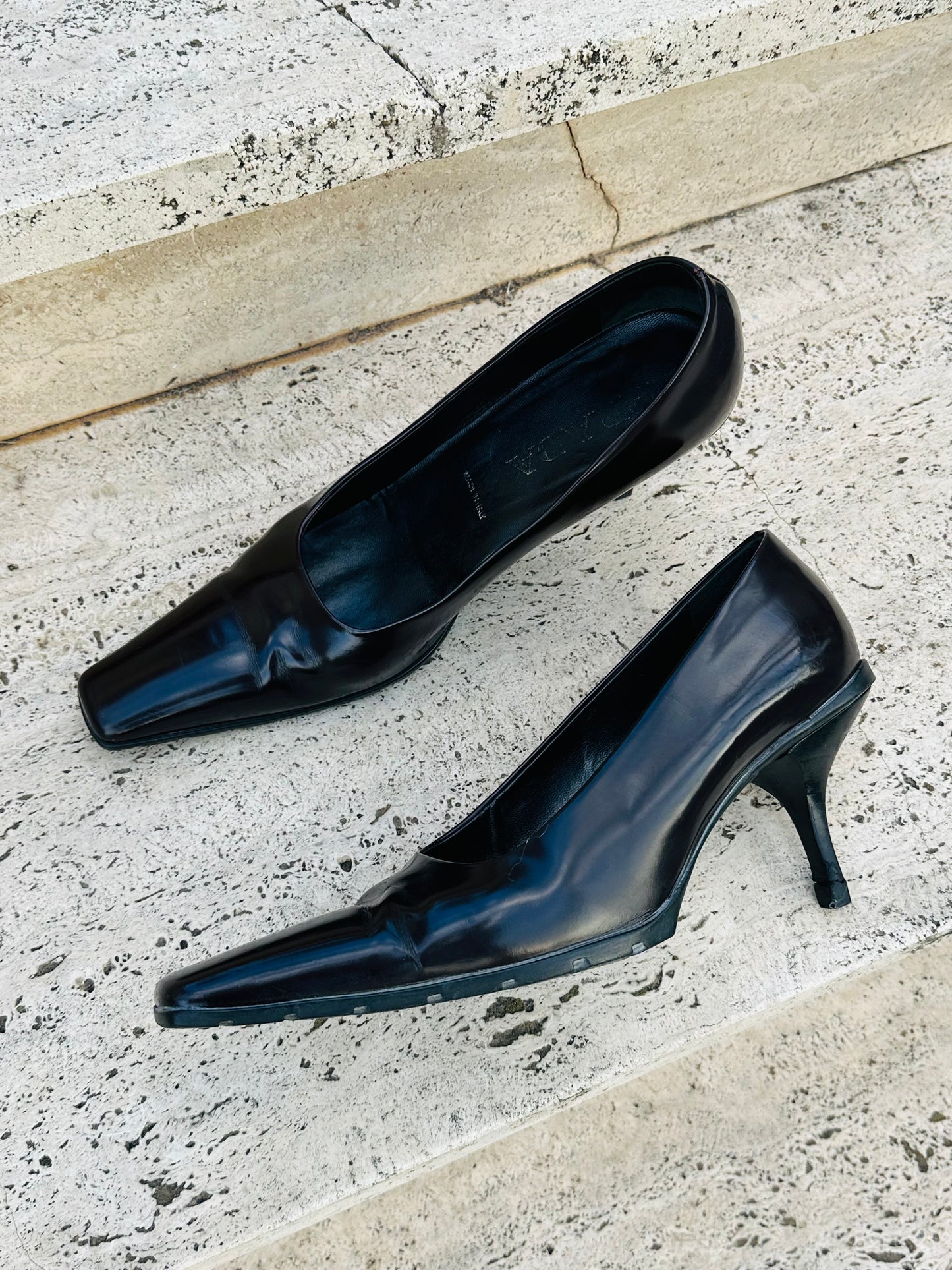 PRADA -  Décolleté in Vernice – Punta Squadrata e Tacco Medio | Taglia 37