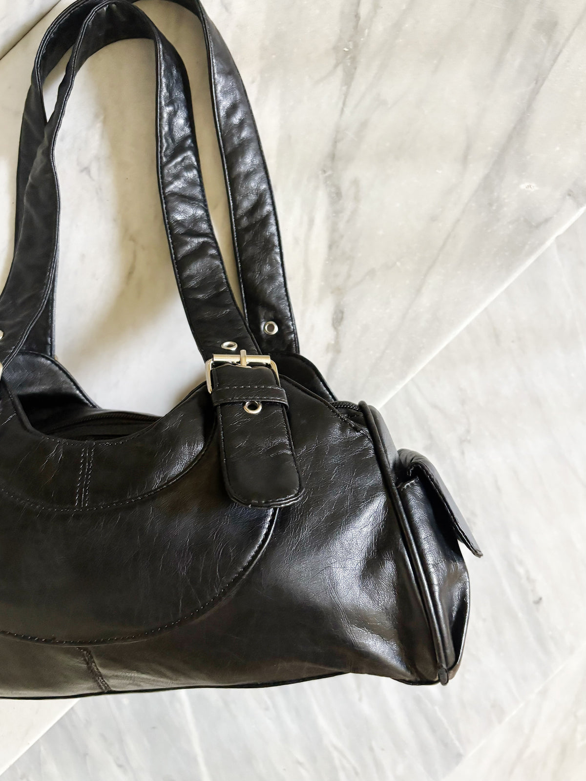 Borsa vintage in pelle nera Y2K con doppio manico e fibbie