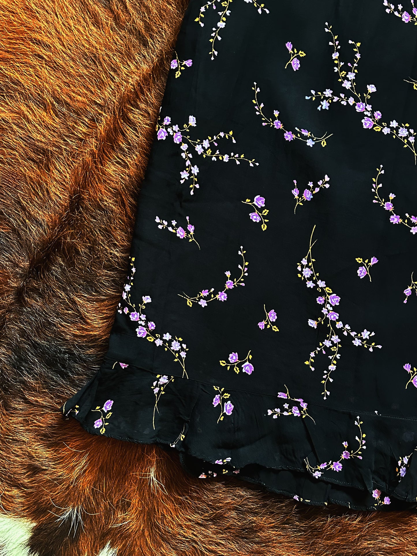 Gonna vintage floreale in viscosa con volant – Nero/Lilla