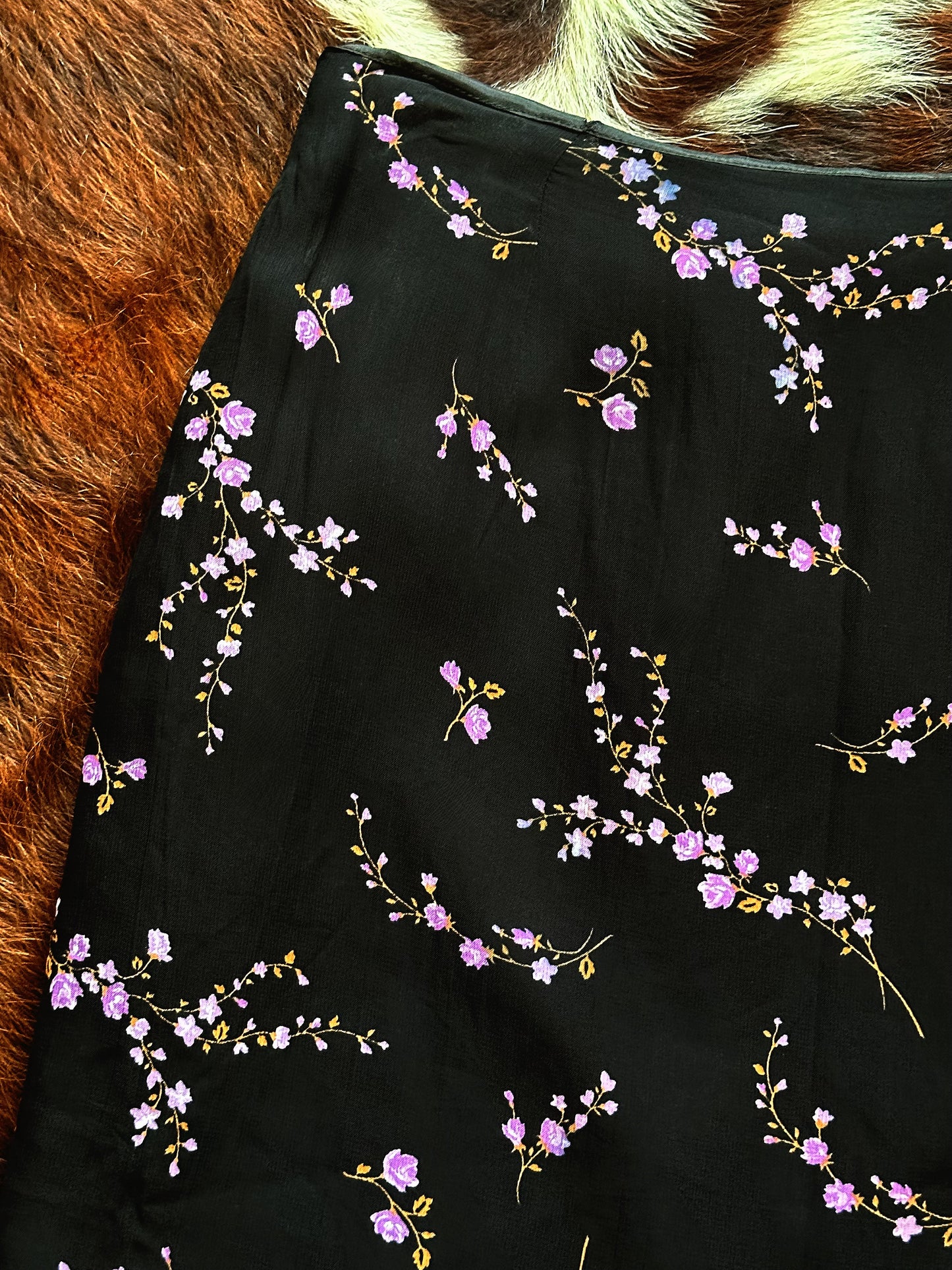 Gonna vintage floreale in viscosa con volant – Nero/Lilla