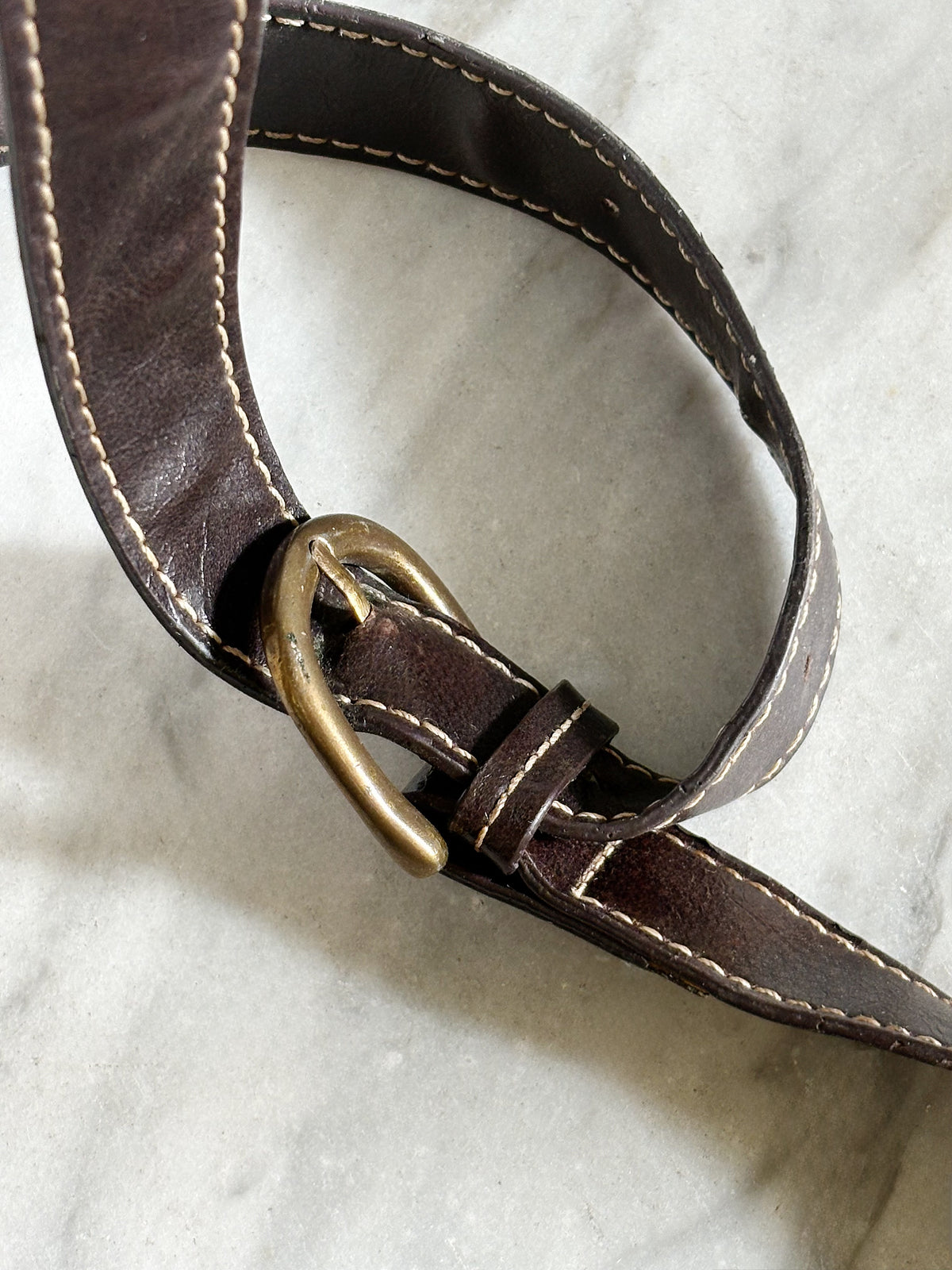 Vintage Y2K Brown Buckle Shoulder Bag – Borsa a Tracolla Marrone con Fibbie e Cuciture a Contrasto