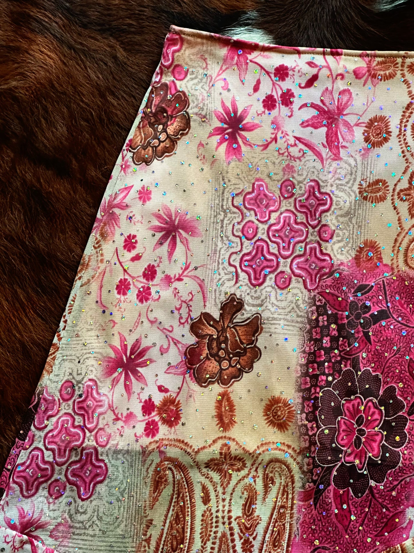 Gonna vintage patchwork con volant asimmetrico e glitter – Rosa & paisley Y2K