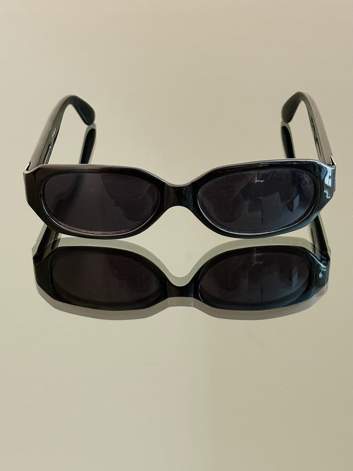 VERSACE - Occhiali da sole P-596 – montatura nera con dettagli metallici