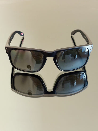 OAKLEY HOLBROOK – Occhiali da sole Matte Black / Dark Lenses – Icon Logo