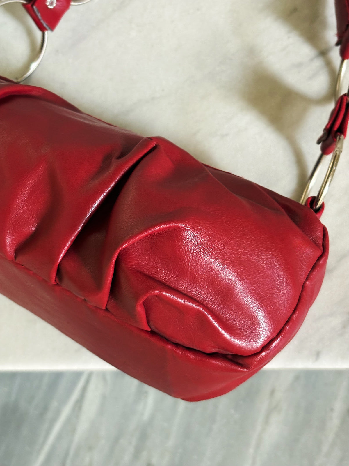 Vintage Y2K Red Leather Ruched Baguette Bag – Borsa in Pelle Rossa