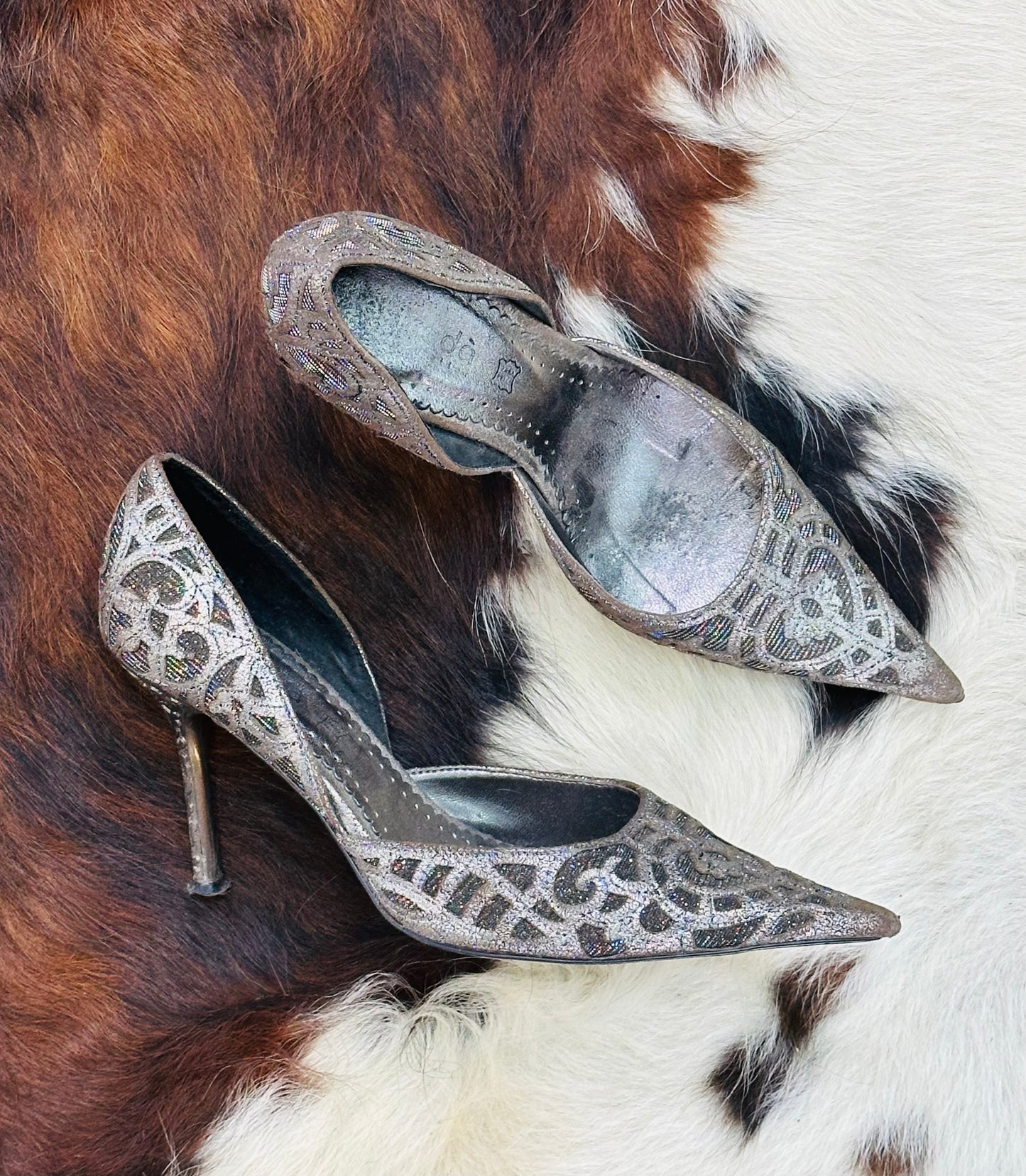 Décolleté vintage in pizzo lamé bronzo con tacco scolpito – Made in Italy