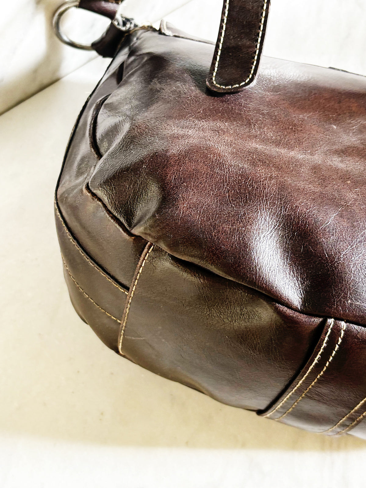 Vintage Y2K Brown Buckle Shoulder Bag – Borsa a Tracolla Marrone con Fibbie e Cuciture a Contrasto